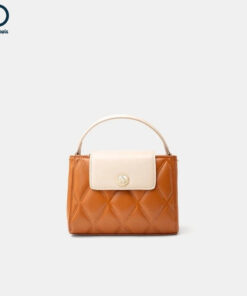 Small handbag with twisted handle with decorative charm